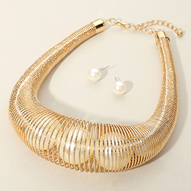 Chunky Pearl Accented Metal Wire Necklace